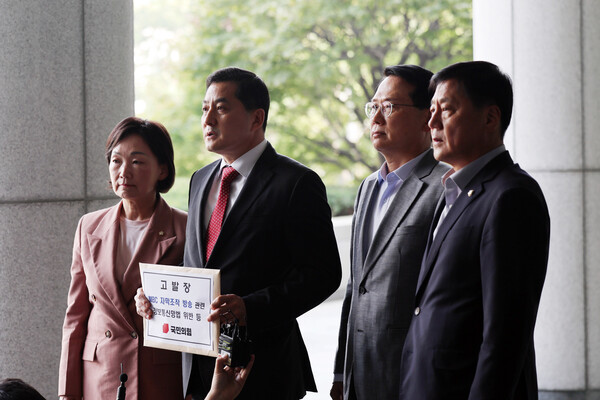 박대출 국민의힘 의원 등이 29일 오후 서울 서초구 대검찰청에 MBC에 대한 고발장을 제출하기 전 취재진 질문에 답하고 있다. 왼쪽부터 한무경 의원, 박 위원장, 윤두현· 박대수 의원. (사진=뉴스1)