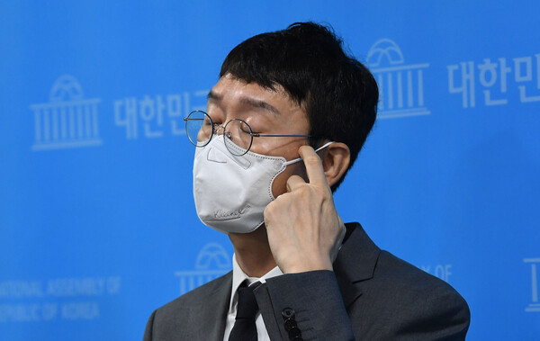 김웅 국민의힘 의원이 지난해 9월 8일 '고발사주' 의혹과 관련해 기자회견에서 자들의 질문을 듣고 있다.(사진=뉴스1)