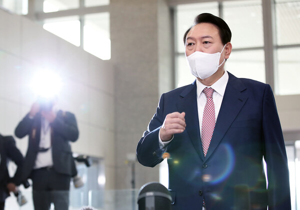 윤석열 대통령이 영국 미국 캐나다 등 3국 순방을 마치고 돌아온 뒤 9월 26일 첫 출근길 문답회견을 하고 있다. 윤 대통령은 이 자리에서 "사실과 다른 보도로 동맹을 훼손했다. 진상이 밝혀져야 한다"고 언론의 '비속어 발언' 보도에 대한 진상 규명을 요구했다.(사진=뉴스1)