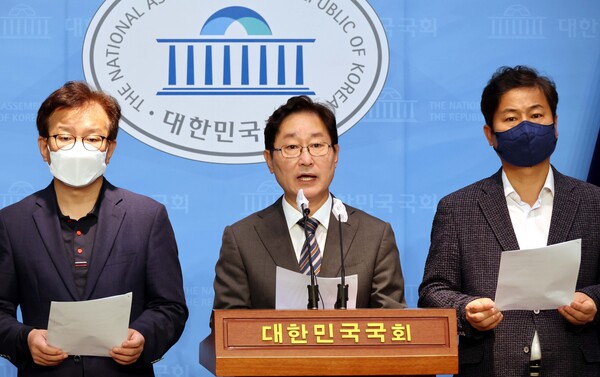 박범계 더불어민주당 윤석열 정권 정치탄압대책위원회 위원장이 3일 오전 서울 여의도 국회 소통관에서 '감사원의 문재인 전 대통령 서면조사 통보'와 관련한 기자회견을 하고 있다. (사진=뉴스1)