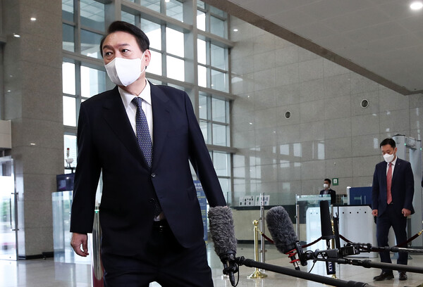 윤석열 대통령이 4일 오전 용산 대통령실 청사에서 열린 출근길 문답(도어스테핑)을 마친 후 집무실로 향하고 있다. (사진=뉴스1)