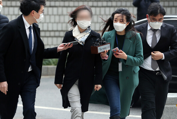 정경심 전 동양대학교 교수가 지난 2020년 12월 23일 서울 서초구 서울중앙지방법원에서 열린 1심 선고공판에 출석하고 있다. (사진=뉴스1) 