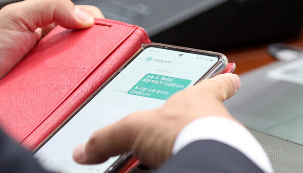 유병호 감사원 사무총장이 5일 오전 서울 종로구 정부서울청사에서 열린 국무회의에 앞서 이관섭 대통령비서실 국정기획수석에게 문자메시지를 보내고 있다. (사진=뉴스1)