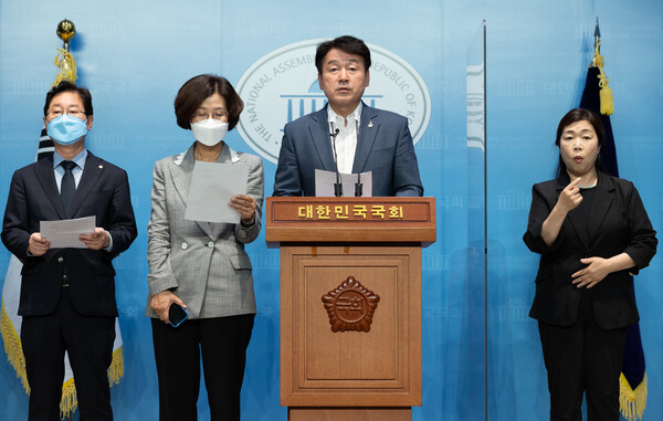 기동민 국회 법제사법위원회 더불어민주당 간사와 민주당 법사위원들이 6일 오전 국회 법사위 국정감사에 앞서 국회 소통관에서 유병호 감사원 사무총장 '문자 논란' 관련 기자회견을 하고 있다. (사진=뉴스1)