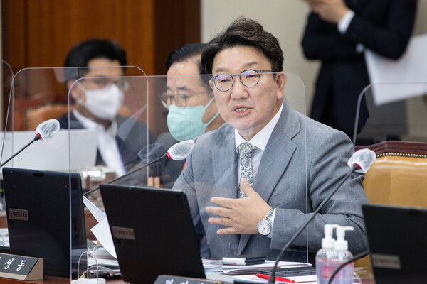 권성동 국민의힘 의원이 7일 국회에서 열린 과학기술정보방송통신위원회의 원자력안전위원회 등을 상대로 한 국정감사에서 김제남 한국원자력안전재단 이사장에게 질의하고 있다. (사진=뉴스1)