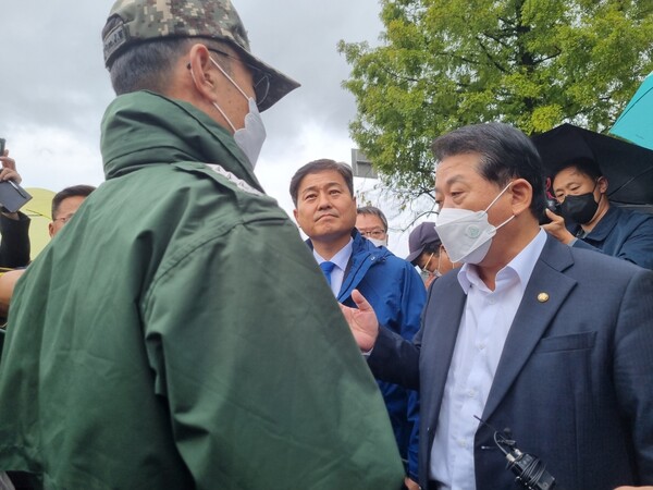 더불어민주당 국방위원회 소속 김병주, 김영배 의원 등이 7일 오후 현무미사일 낙탄 사고가 발생한 강원 강릉지역 공군부대를 방문했지만, 현장 출입을 제지당한 뒤 이정웅 미사일전략사령관에게 출입 제한 내용을 전달 받고 있다. (사진=뉴스1)