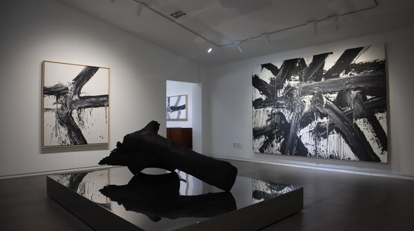 '반사 수묵' 전시 전경 / 사진= 스튜디오 끼 제공