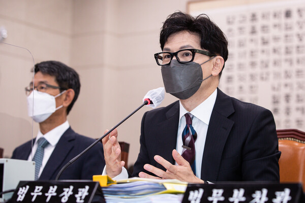 한동훈 법무부 장관이 6일 국회 법제사법위원회의 법무부, 대한법률구조공단 등에 대한 국정감사에서 답변하고 있다. (사진=뉴스1)
