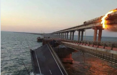 러시아에서 크림반도 방향 2개차선 상판이 무너져 있고, 연료수송 열차가 불타고 있다. (사진=트위터 캡처)