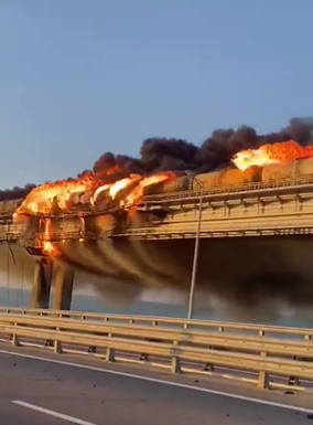 크림대교 철도 교량을 지나던 연료수송 열차가 폭발후 화염에 휩싸여 있다. (사진=트위터 캡처) 