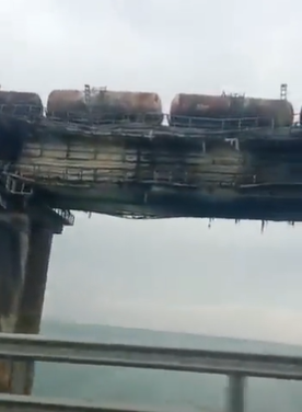 크림대교 위 연료수송 열차가 검게 그을린 채 서 있다. (사진=트위터 캡처)