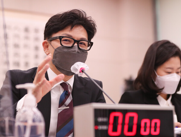 한동훈 법무부 장관이 10월 6일 국회 법사위의 법무부 등에 대한 국정감사에서 의원 질의에 답하고 있다. (사진=뉴스1)