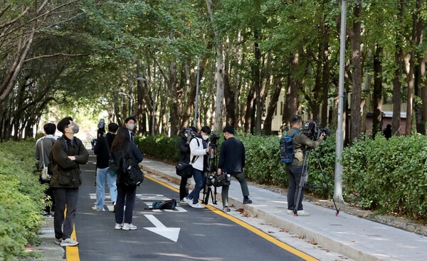 11일 오전 서울 서초구 잠원동의 한 공원에서 50대 남성이 총기 부상을 입고 병원으로 옮겨진 뒤 카메라 취재진 등이 총기 사고 현장을 취재하고 있다. (사진=뉴스1)