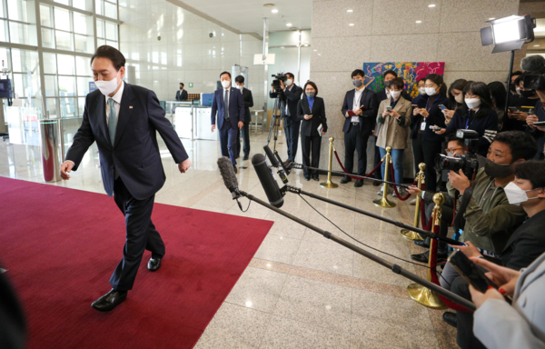 윤석열 대통령이 13일 오전 용산 대통령실에서 취재진과 출근길 문답(도어스테핑)을 마친 후 집무실로 향하고 있다. (사진=뉴스1)