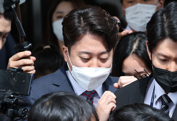 이준석 국민의힘 전 대표가 지난 28일 서울 양천구 서울남부지방법원에서 열린 국민의힘 당헌 효력 정지 가처분 신청 사건 심문을 마친 뒤 차량에 탑승하고 있다. (사진=뉴스1)