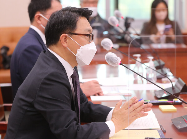 김진욱 고위공직자범죄수사처 처장이 13일 국회 법사위의 공수처 국정감사에서 의원들의 질의에 답하고 있다. (사진=뉴스1)