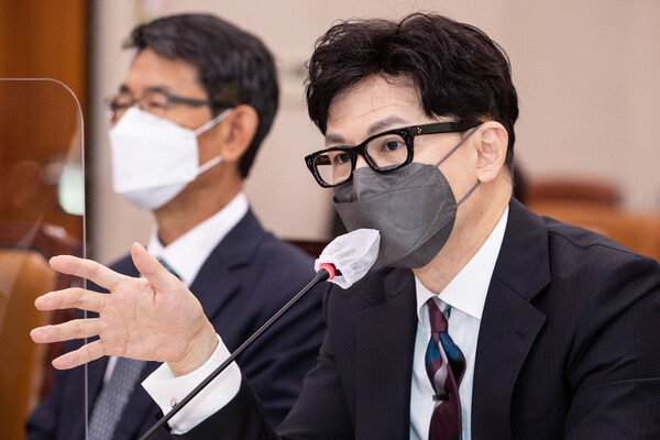 한동훈 법무부 장관이 지난 6일 국회 법사위의 법무부 등에 대한 국정감사에서 질의에 답하고 있다. (사진=뉴스1)