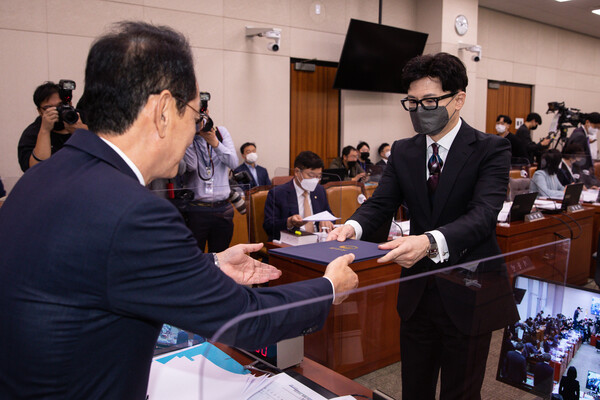 한동훈 법무부 장관이 6일 국회 법사위의 법무부 등에 대한 국정감사에서 증인선서를 마친 뒤 선서문을 김도읍 법사위원장에게 전달하고 있다. (사진=뉴스1)