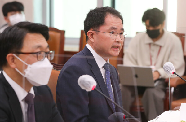 13일 국회 법사위의 고위공직자범죄수사처에 대한 국회 국정감사에서 여운국 차장(오른쪽)이 답변하고 있다. 왼쪽은 김진욱 공수처장. (사진=뉴스1)