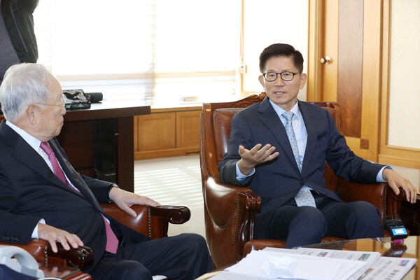 김문수 경제사회노동위원장(오른쪽)이 13일 서울 마포구 한국경영자총협회를 방문해 손경식 회장과 대화를 나누고 있다. (사진=뉴스1)