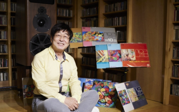 리마스터링으로 재탄생한 그의 과거 음반들 앞에서 만족해하는 김창완 아티스트 (출처, 뮤직버스)