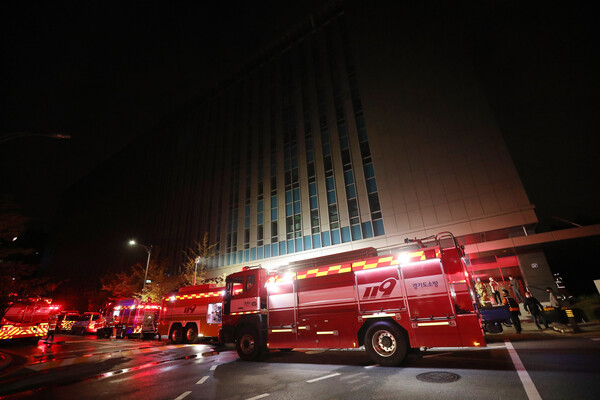 불이 난 경기 성남시 분당구 삼평동 SK판교캠퍼스 A동 건물 밖에서 15일 저녁 소방대원들이 현장을 살피고 있다. (사진=뉴스1)