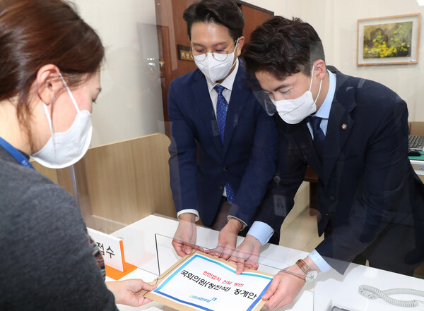 오영환 더불어민주당 원내대변인(오른쪽)과 전용기 원내대표 비서실장이 지난 13일 정진석 국민의힘 비상대책위원장의 '발언'을 '반헌법적 친일 발언으로 규정한 징계안'을 국회 의안과에 제출하고 있다. 정 비대위원장은 지난 11일 "조선은 안에서 썩어 문드러졌다"는 내용이 담긴 글을 페이스북에 올렸다. (사진=뉴스1)