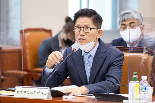 국회 환경노동위가 12일 경제사회노동위원회를 대상으로 국정감사를 하는 과정에서 김문수 경사노위 위원장이 과거 '색깔론' '종북몰이' 발언 등에 대한 해명과 사과 요구를 받고 있다. 김 위원장은 국감에서 '과거 발언'에 대해 사과 의사를 표명했으나, 다음날 방송 출연 등을 통해 '색깔론' 주장을 이어갔다. (사진=뉴스1)