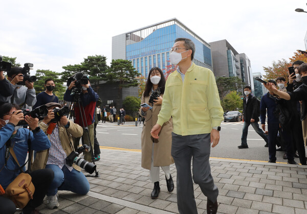 이종호 과학기술정보통신부 장관이 16일 오전 경기 성남시 분당구 SK C&C 판교캠퍼스 데이터센터 현장 점검과 현장회의 주재를 위해 방문하고 있다. (사진=뉴스1)