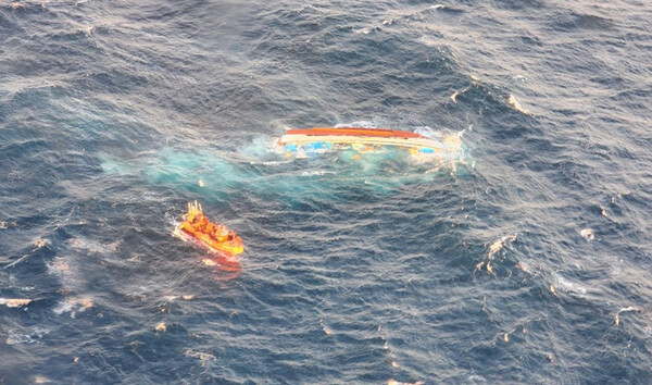 18일 오전 3시쯤 제주 서귀포시 마라도 남서쪽 약 6.8㎞ 해상에서 근해연승어선 A호(29톤·서귀포선적)가 전복돼 해경이 수색하고 있다. (사진=뉴스1)