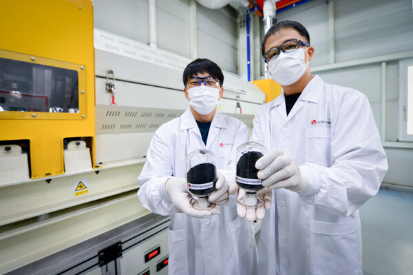  LG에너지솔루션 대전연구소에서 연구원이 폐전극 직접 리사이클 공정을 통해 제조한 양극활물질을 선보이고 있다. (사진=LG에너지솔루션 제공)