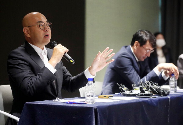 남궁훈(왼쪽) 카카오 각자대표가 19일 오전 기자회견에서 취재진의 질문에 답변하고 있다. 오른쪽은 홍은택 각자 대표. (사진=뉴스1)