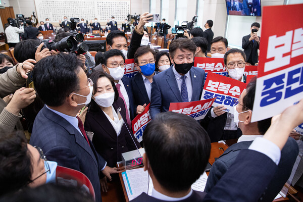 기동민 국회 법제사법위원회 더불어민주당 간사가 20일 서울 여의도 국회에서 열린 법제사법위원회의 대검찰청에 대한 국정감사에서 김도읍 위원장이 감사를 강행하자 야당 의원들과 함께 항의하고 있다. (사진=뉴스1)