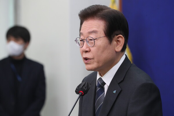 이재명 더불어민주당 대표가 21일 서울 여의도 국회에서 대장동 개발사업 관련 특검을 촉구하는 기자회견을 하고 있다. (사진=뉴스1)