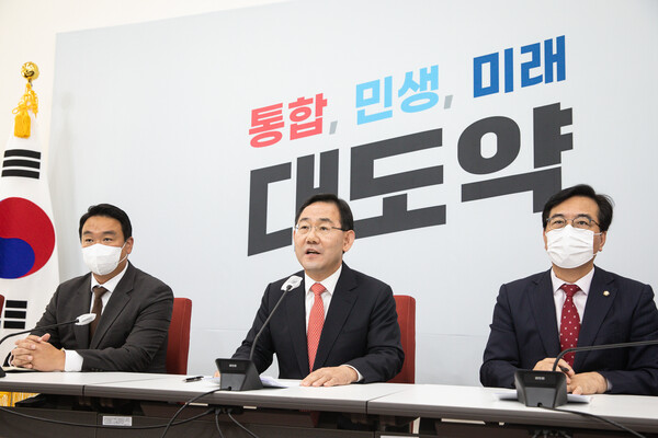 주호영 국민의힘 원내대표가 21일 서울 여의도 국회에서 긴급 기자간담회를 열고 이재명 더불어민주당 대표가 요청한 대장동 특검을 거부하는 발언을 하고 있다. (사진=뉴스1)