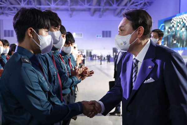 윤석열 대통령이 21일 오전 인천 연수구 송도컨벤시아에서 열린 제77주년 경찰의날 기념식에서 경찰들과 악수하고 있다. (사진=뉴스1)
