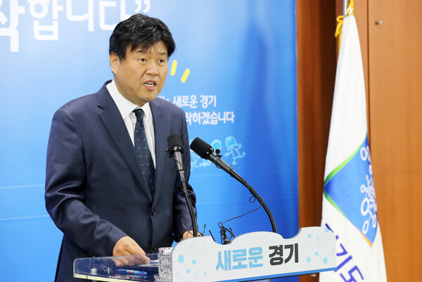 김용 민주연구원 부원장이 경기도 대변인이던 2018년 10월 17일 경기도청 브리핑룸에서 언론 브리핑을 하고 있다. 김 부원장은 22일 새벽 대장동 사업자로부터 불법자금 수수 혐의로 구속됐다. (사진=뉴스1)