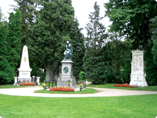 빈시립 중앙묘지의 음악가 묘역. 가운데가 베토벤 그 오른쪽이 슈베르트.