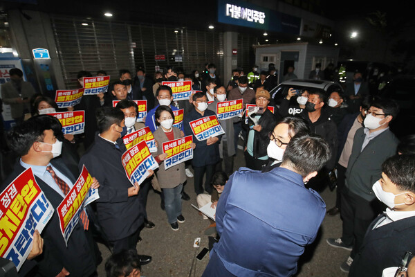 더불어민주당 의원들이 10월 19일 서울 여의도 중앙당사 앞에서 민주연구원 사무실을 압수수색하러 온 검찰관계자를 막아서며 대치하고 있다. (사진=뉴스1)