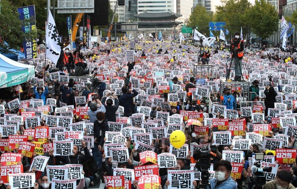 10월 22일 오후 진보단체 주최의 '김건희 특검·윤석열 퇴진 11차 전국집중 촛불대행진' 집회에 참가한 시민들이 '김건희 특검' 손피켓을 들고 있다. (사진=뉴스1)