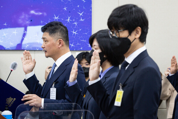 국회 과방위의 24일 종합 국정감사에 증인으로 출석한 카카오 창업자 김범수(왼쪽) 미래이니셔티브센터장과 네이버 창업자 이해진(오른쪽) 네이버 글로벌투자책임자(GIO)가 증인 선서를 하고 있다. 가운데는 최수연 네이버 대표이사. (사진=뉴스1)
