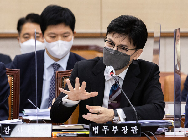 24일 국회 법사위의 종합국감에서 한동훈 법무부 장관의 질의에 답변하고 있다. (사진=뉴스1)