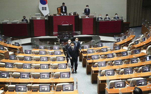 윤석열 대통령이 25일 오전 국회 본회의장에서 2023년 정부 예산안에 대한 시정연설을 마친 뒤 텅 빈 더불어민주당 의원석 사이로 걸어나오고 있다. (사진=뉴스1)