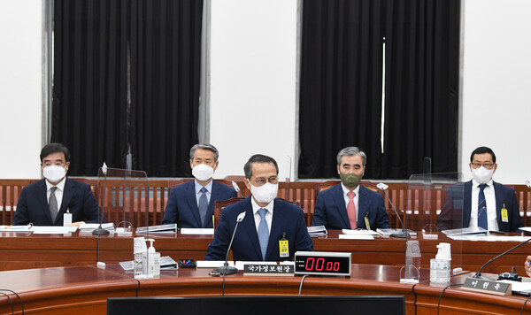 지난달 28일 국회 정보위 전체회의에서 김규현(가운데) 국가정보원 원장이 답변하는 가운데, 국정원 실·차장 들이 배석해있다. 뒷줄 왼쪽이 조상준 기조실장. (사진=뉴스1)