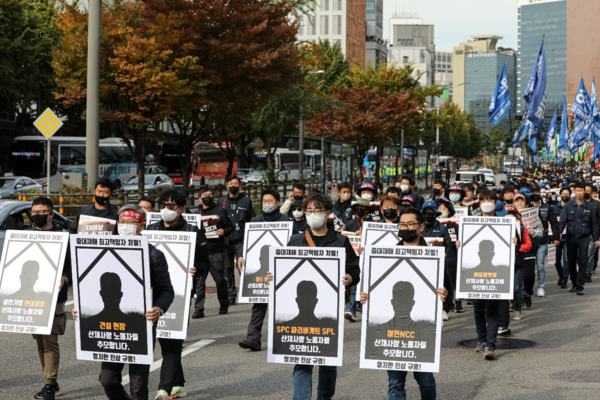 민주노총 조합원들이 26일 오후 서울 중구 서울역 인근에서 중대재해처벌법 무력화 규탄 시위를 한 뒤 용산 대통령실 방면으로 행진하고 있다. (사진=뉴스1)