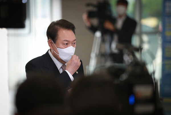 윤석열 대통령이 28일 오전 용산 대통령실 출근길에 취재 기자들의 질문에 답변하고 있다. (사진=뉴스1)