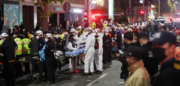 서울 이태원에서 발생한 압사사고 사망자와 부상자들을 이송하기 위해 30일 새벽 의료진과 소방대원들이 줄을 서 대기하고 있다. (사진=뉴스1)