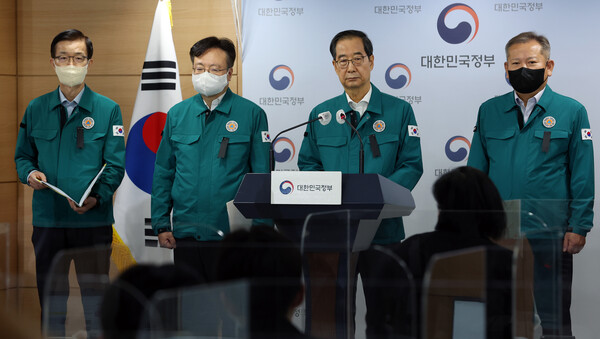 한덕수 국무총리(왼쪽에서 세 번째)와 이상민 행안부 장관(오른쪽) 등이 30일 오전 서울 종로구 정부서울청사에서 이태원 참사 관련 정부 대응 방안을 브리핑하고 있다. (사진=뉴스1)