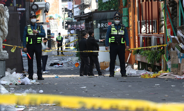 경찰 관계자들이 30일 오후 서울 용산구 이태원 압사 사고 현장에서 외부인의 출입을 통제한 채 현장조사를 하고 있다. (사진=뉴스1)