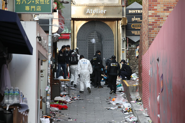 서울경찰청 수사본부와 국립과학수사연구원들이 31일 서울 용산구 이태원 압사 사고 현장에서 합동감식을 진행하고 있다. (사진=뉴스1) 